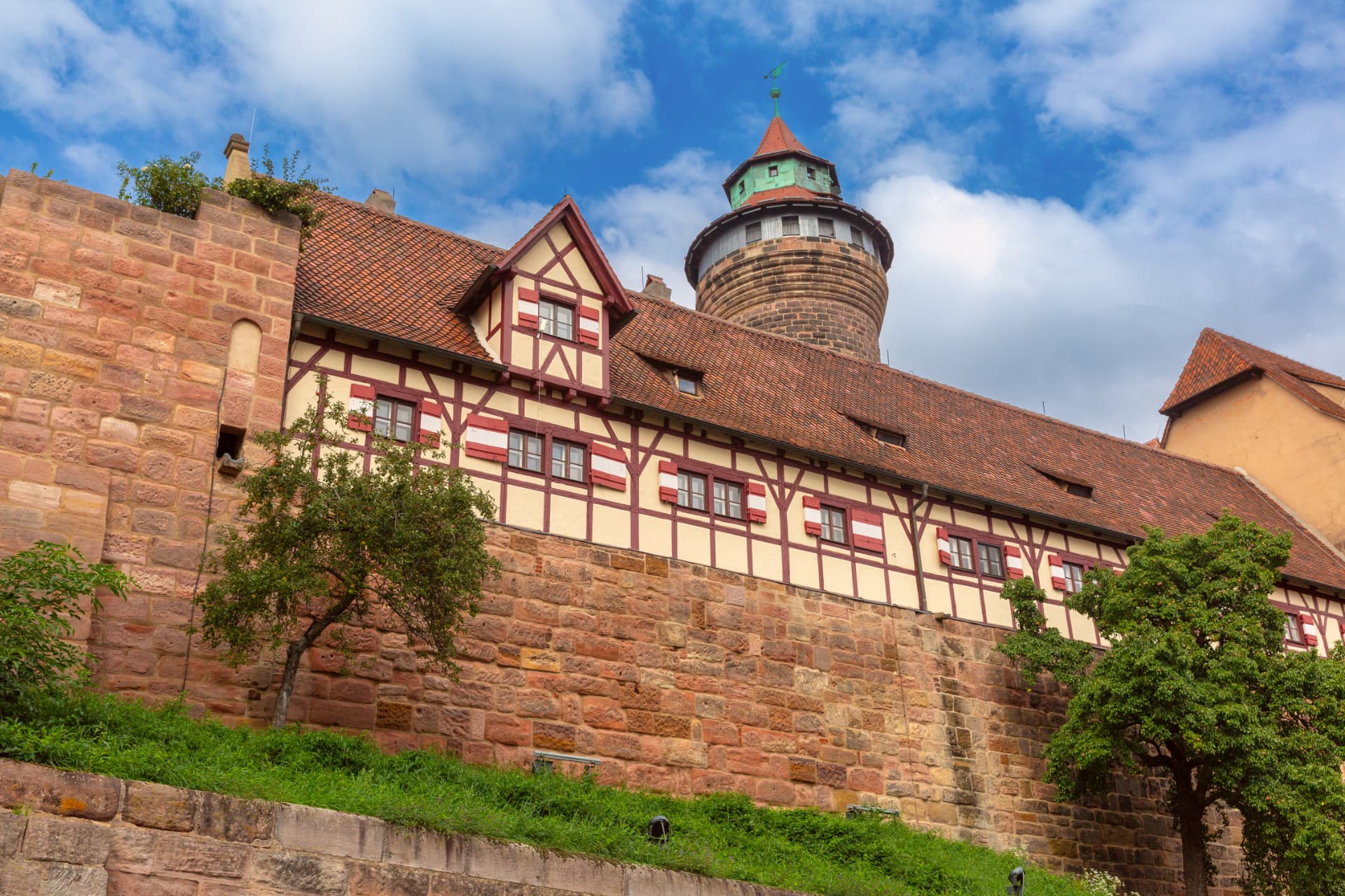 Historische Stadtmauer und Fachwerkgebäude in Nürnberg