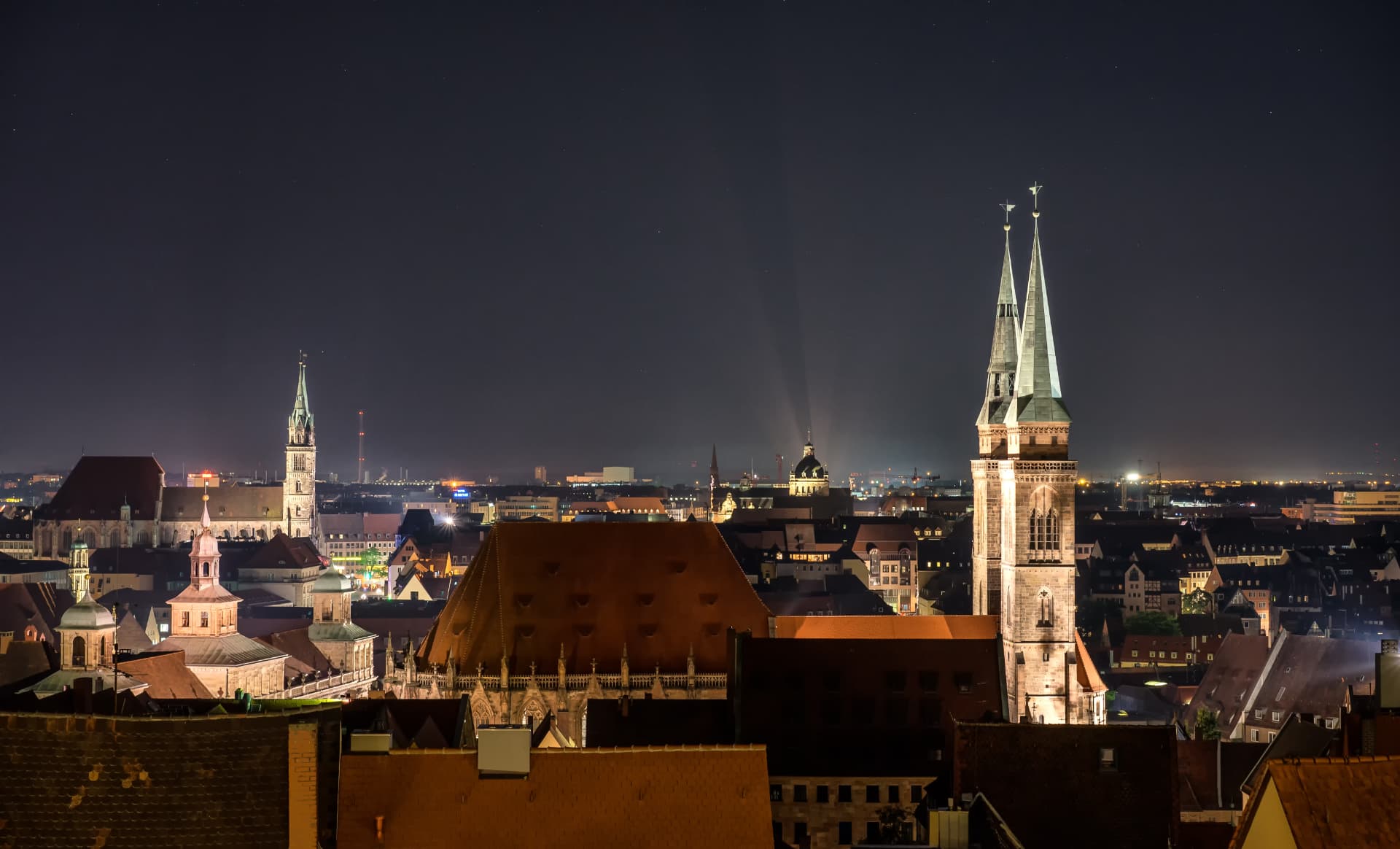 Nürnberger Altstadt bei Nacht mit beleuchteten Kirchtürmen