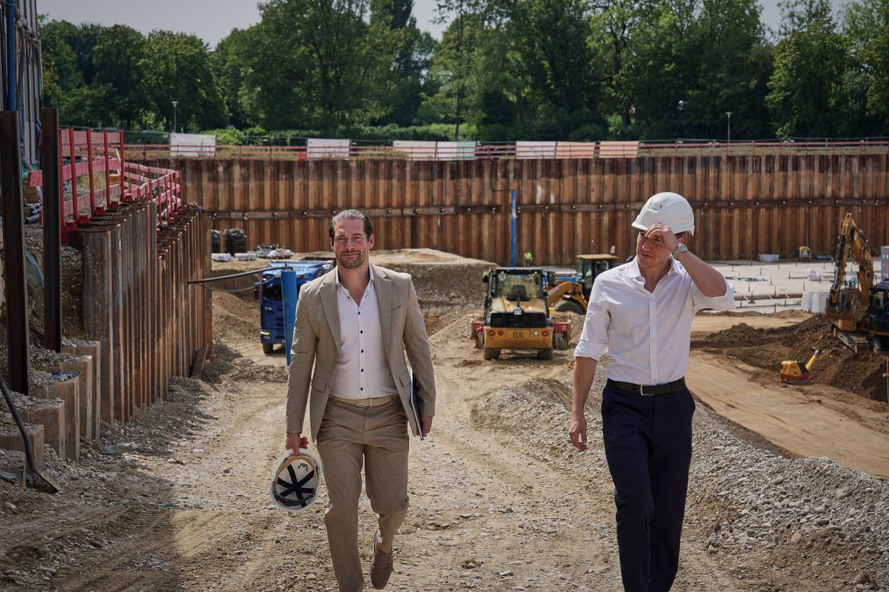 Zwei Geschäftsführer der Deutschen Wohnbau Invest auf einer Baustelle