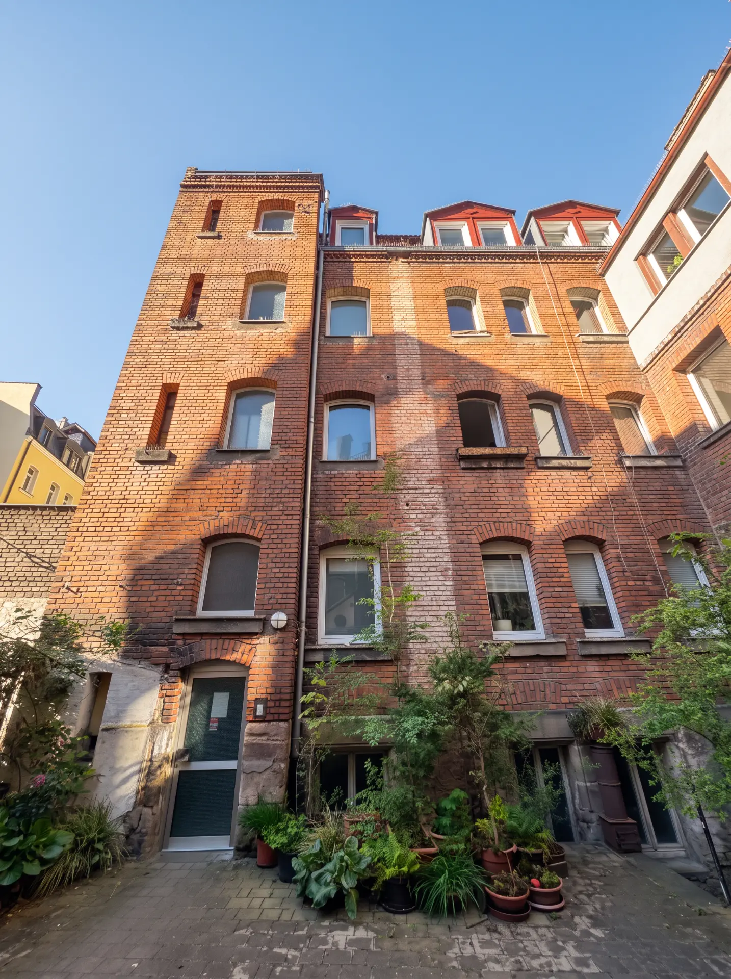 Ruhiger Hinterhof mit Gründerzeitfassade